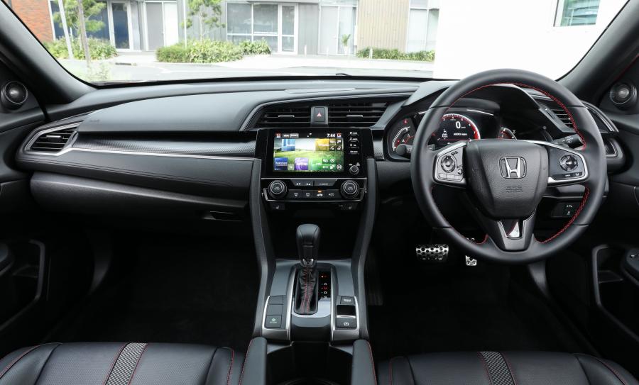 Торпедо Honda Civic RS Hatchback (FK) 2020 года  (AU) (фото 41 из 42)
